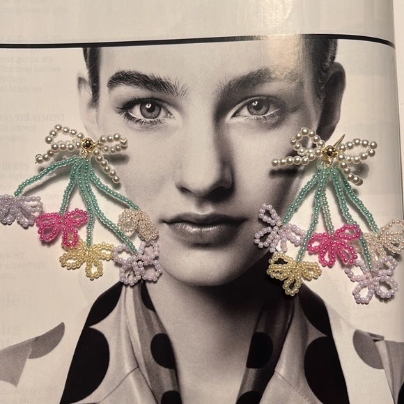 Handcrafted beaded floral earrings - Picture 2 of 8